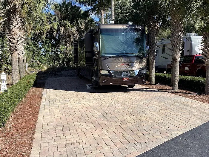 Water's Edge Motor Coach & RV Resort Picture 9
