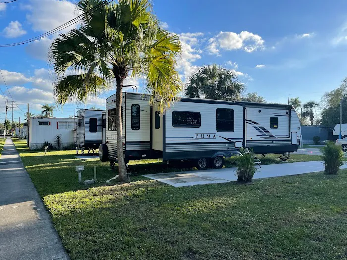 Flamingo Resort Mobile Home & RV Park Picture 8