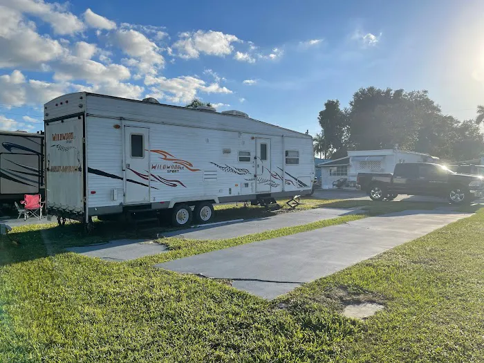 Flamingo Resort Mobile Home & RV Park Picture 9