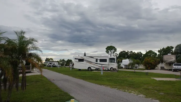 Water's Edge RV Resort Picture 6