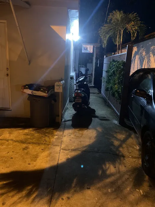 Tropical Mobile Home Park Picture 3