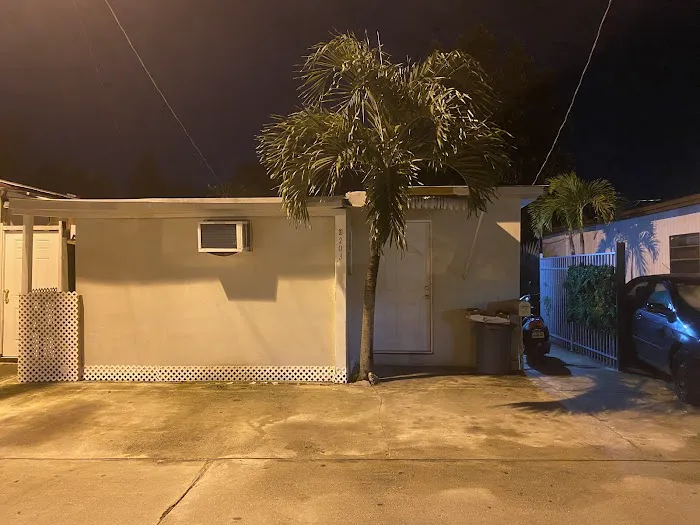 Tropical Mobile Home Park Picture 2