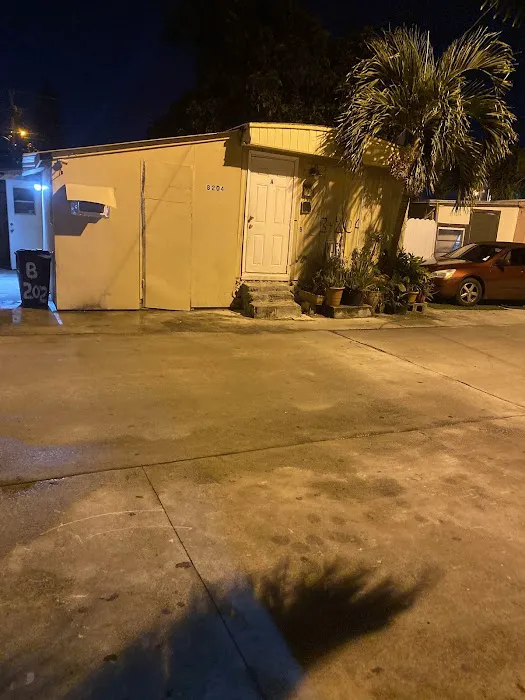 Tropical Mobile Home Park Picture 1
