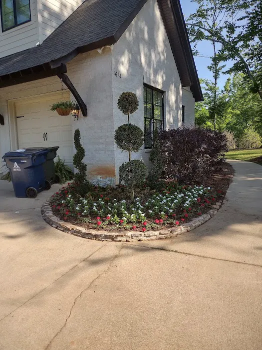 Midway Manor Picture 2
