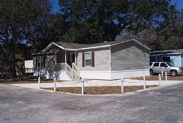 Capri Commons Mobile Home Park Picture 8