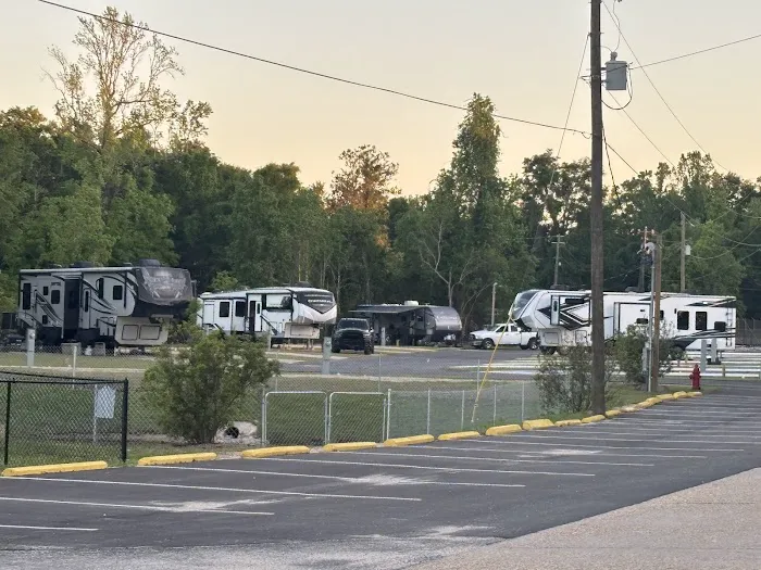 Swamp House RV Park & Marina Picture 3