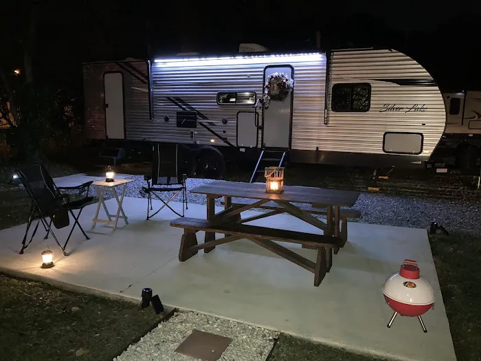 Camp and Cottage RV Park Picture 3