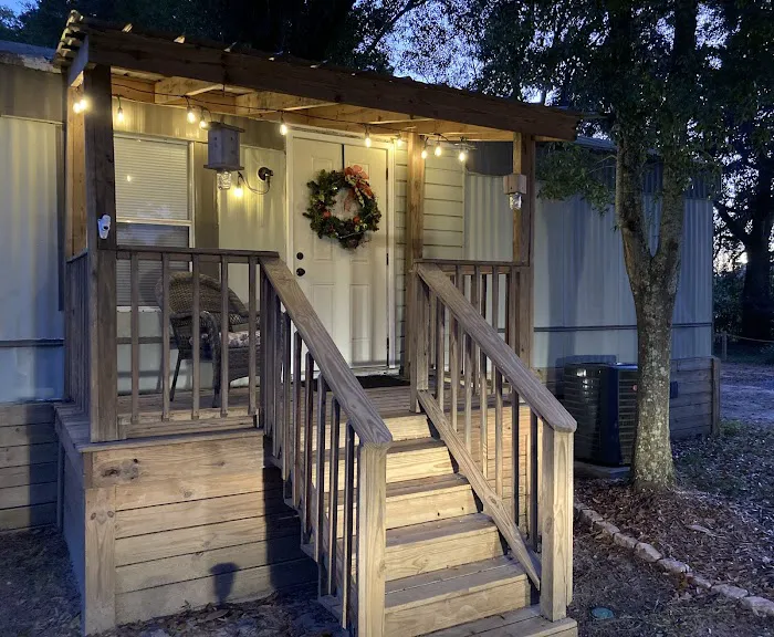 Camp and Cottage RV Park Picture 5