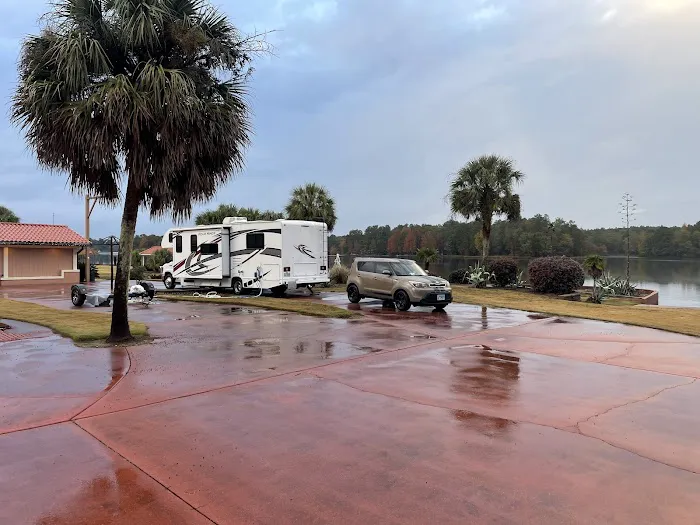 Lakeside Villa Oasis and RV Park Picture 2