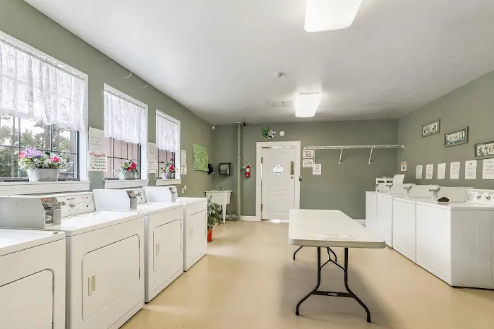 Pine Crest RV and MH Park Picture 9