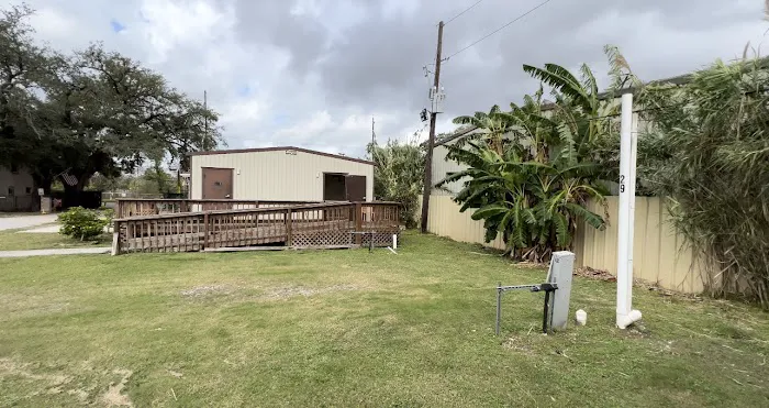 Three Oaks & a Pine RV Park Picture 5