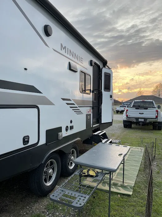 Three Oaks & a Pine RV Park Picture 3