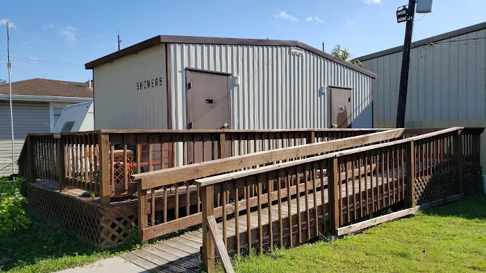 Three Oaks & a Pine RV Park Picture 10