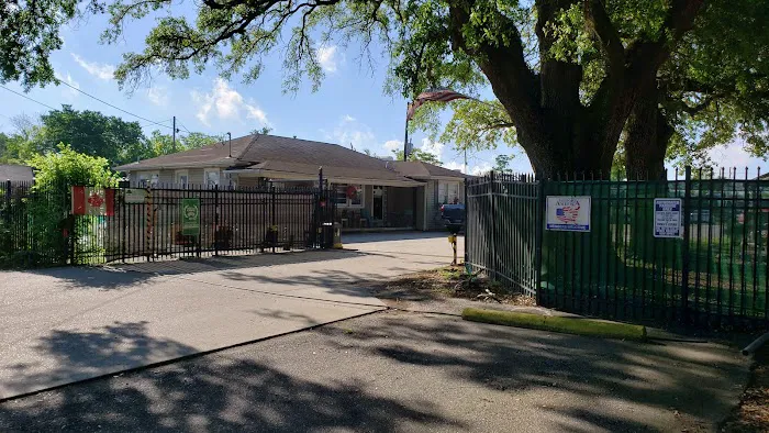 Three Oaks & a Pine RV Park Picture 9