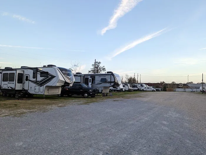 Three Oaks & a Pine RV Park Picture 8