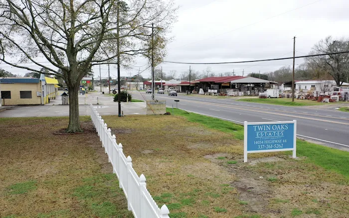 Twin Oaks Mobile Home Community Picture 3