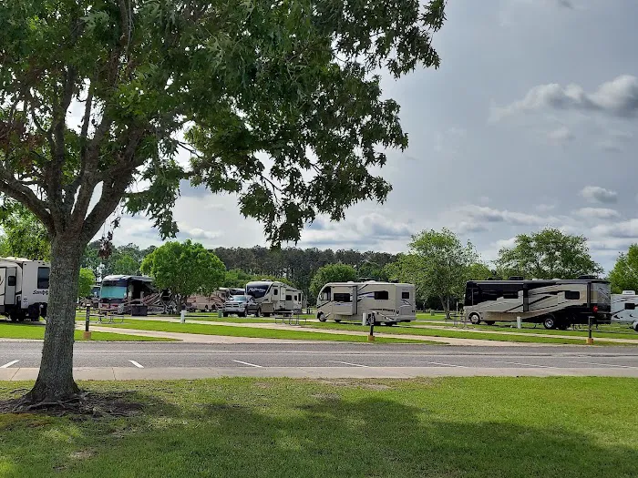 Red Shoes RV Park & Chalets Picture 10