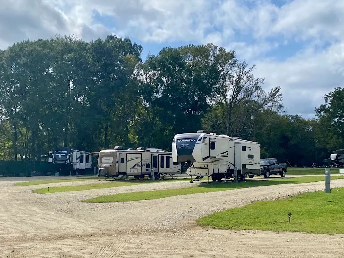 Nestled Pines RV Park Picture 3