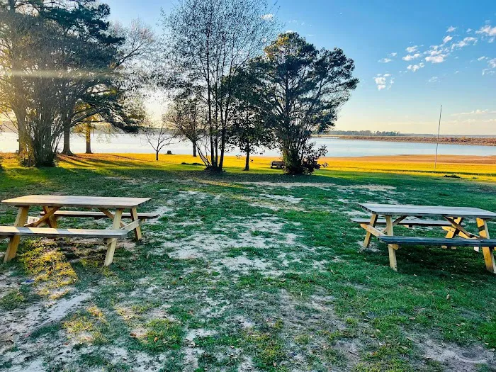 Three Pines Lakeside Picture 3