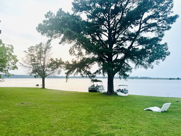 Three Pines Lakeside Picture 8