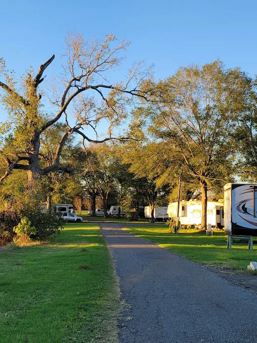 RED DIRT RETREAT- RV & Campground (formerly Twin Oaks RV Park) Picture 3