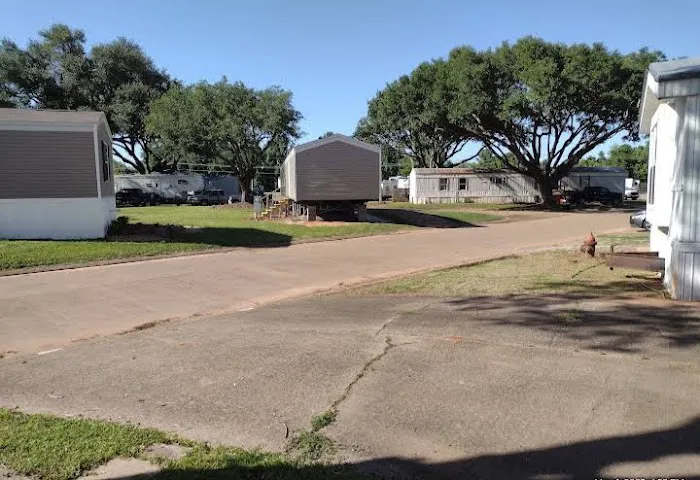 The Oaks Mobile Home & RV Park Picture 3