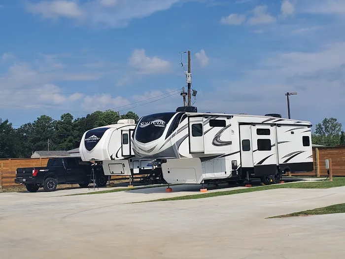 Orangefield RV Park Picture 2
