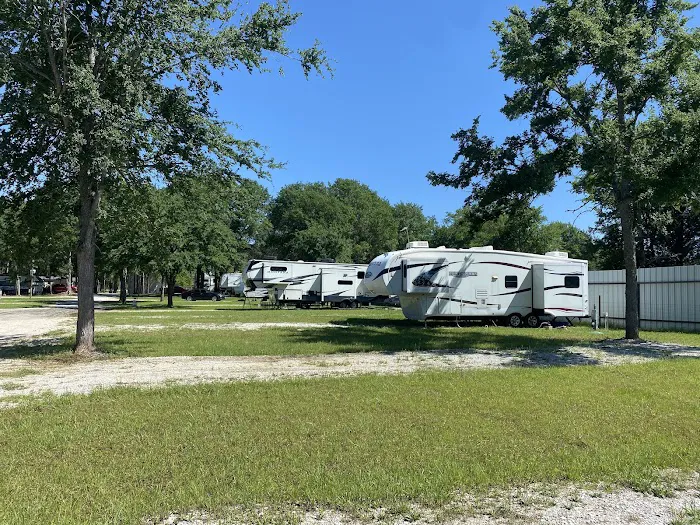 Quiet Oaks RV Park Picture 3