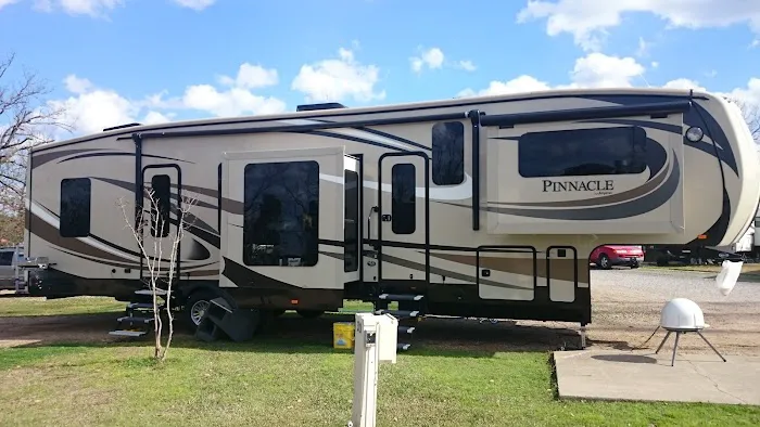 Pavilion RV Park Picture 8