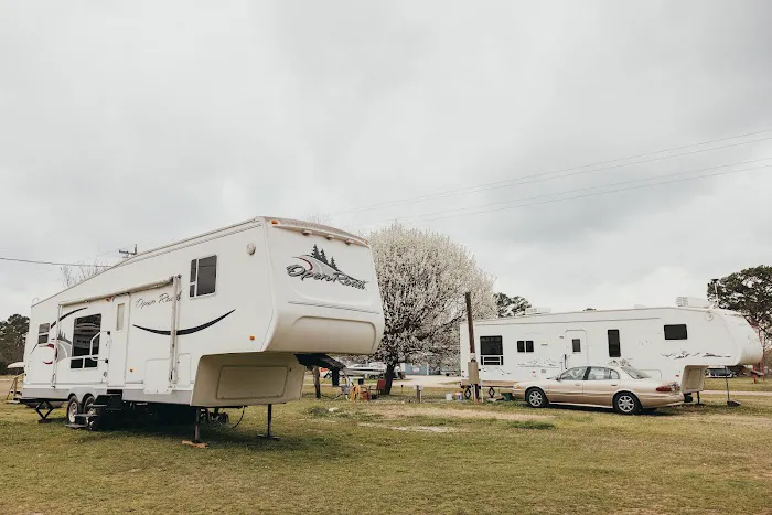 Tri-Lakes RV Park Picture 6