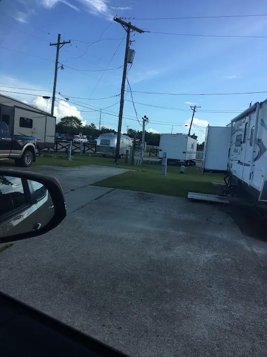 Groves RV Park Picture 4