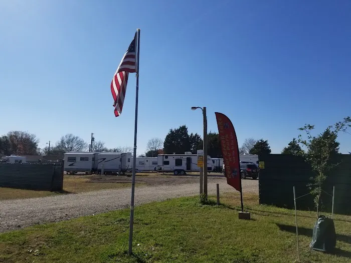 Cedar Creek Lake RV Park Picture 4