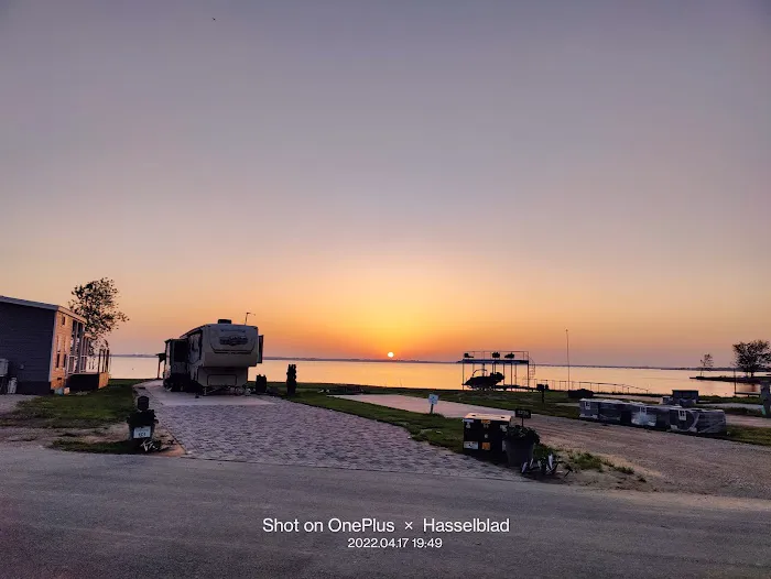 Peninsula Point RV & Tiny Home Luxury Resort Picture 5