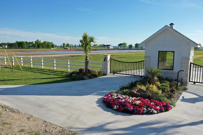 Peninsula Point RV & Tiny Home Luxury Resort Picture 2
