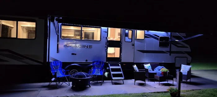 Peninsula Point RV & Tiny Home Luxury Resort Picture 8