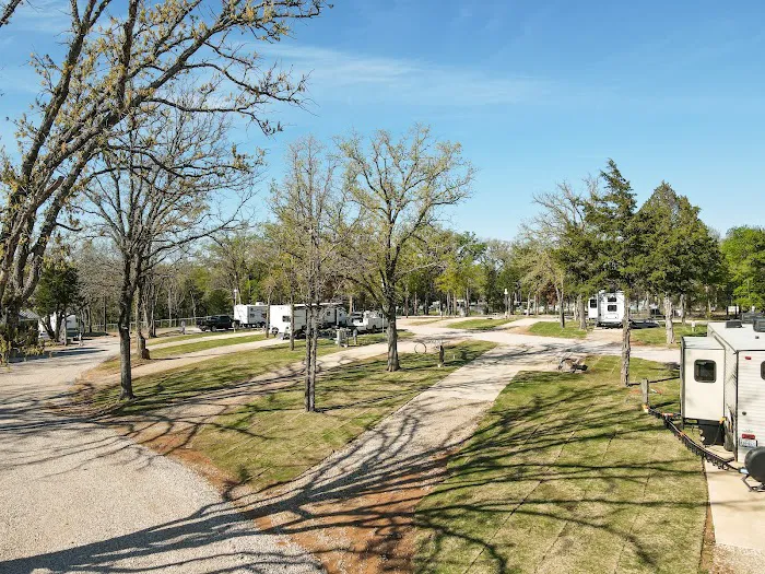 Blue Sky Cedar Creek Lake RV Park Picture 4