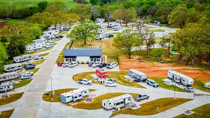 The Oaks on 37 Tiny Homes & RV Resort Picture 1