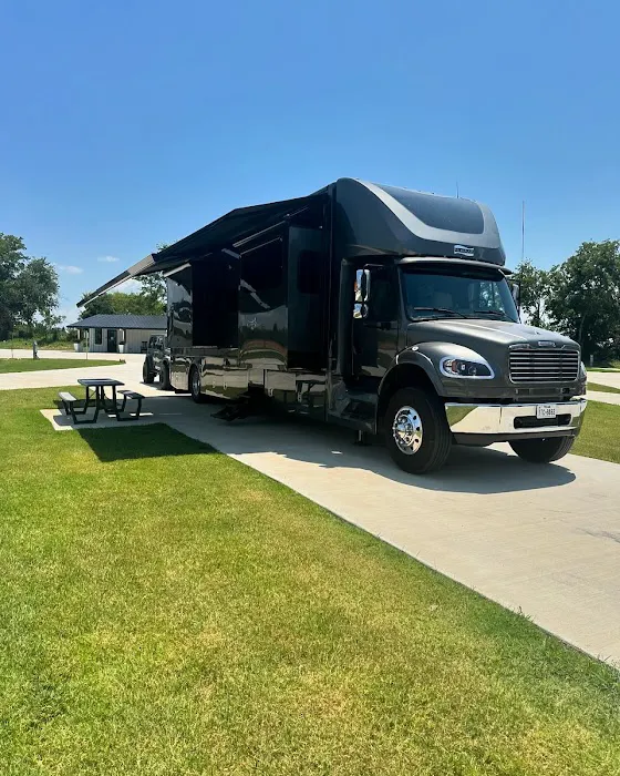 The Oaks on 37 Tiny Homes & RV Resort Picture 8