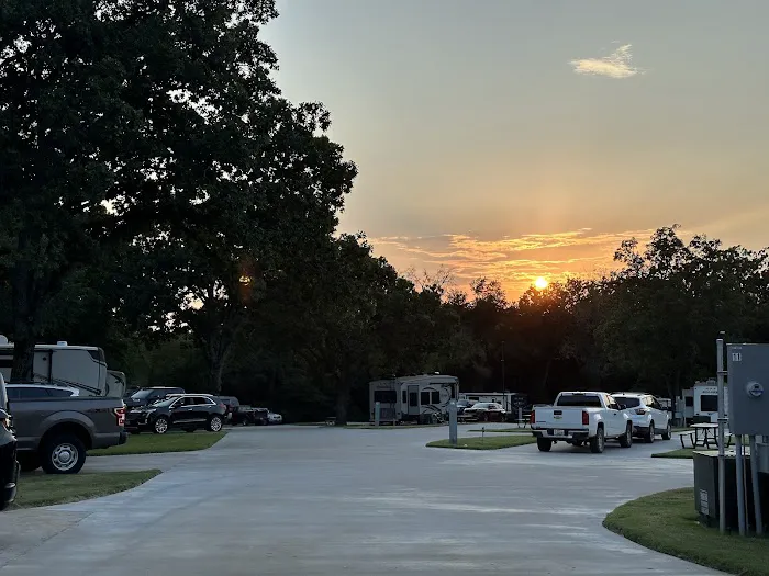 The Oaks on 37 Tiny Homes & RV Resort Picture 9