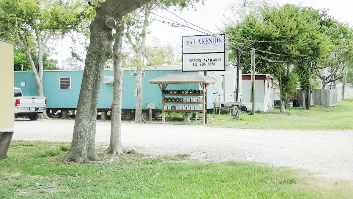Lakeside RV & Mobile Home Park Picture 3