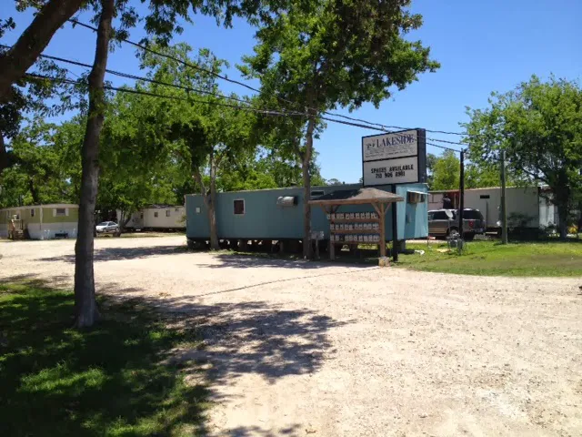 Lakeside RV & Mobile Home Park Picture 5