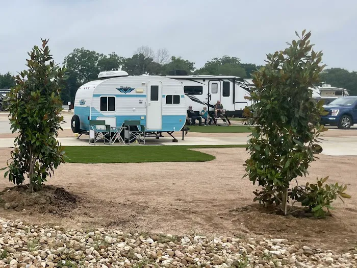 Ennis Luxury RV Resort Picture 6