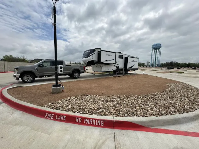 Ennis Luxury RV Resort Picture 8