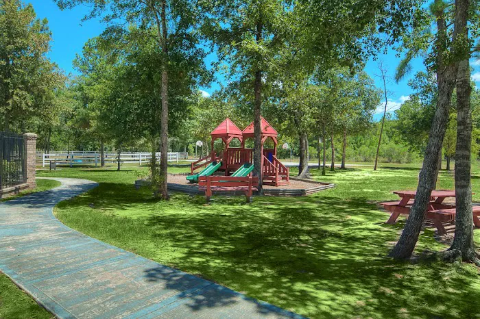 Grand Oaks Picture 6
