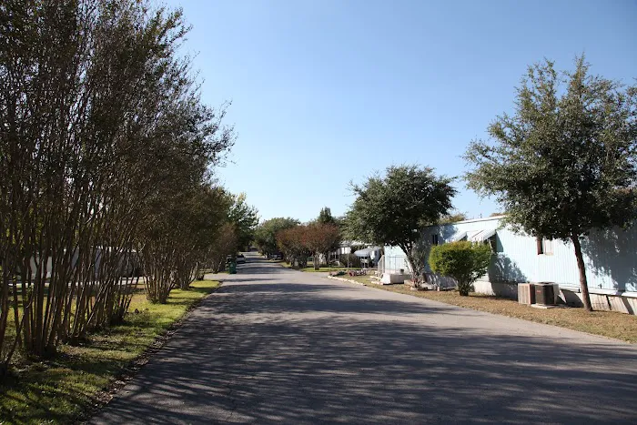 Forest Glenn Mobile Home Community Picture 4