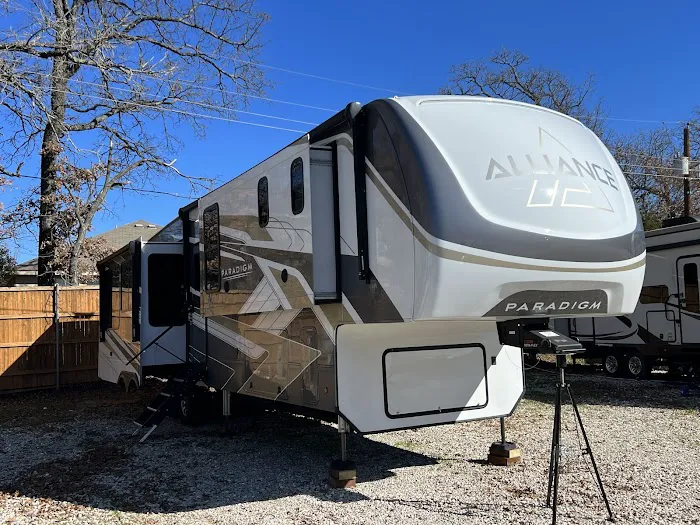 Dallas Shady Oaks RV Park & Tiny Home Community Picture 8