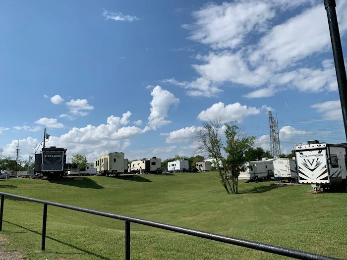 Plantation Place Dallas RV Park Picture 2