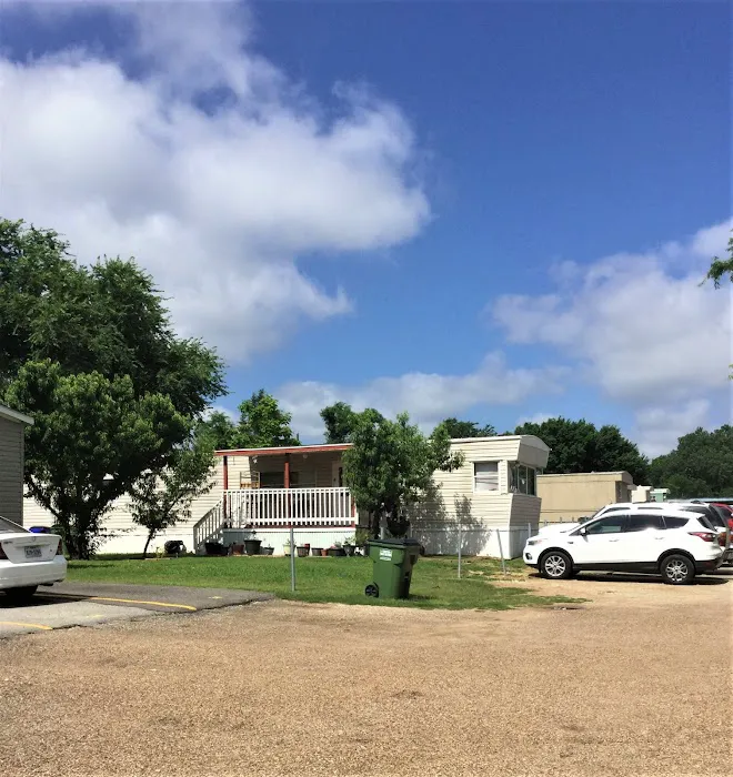 Happy Mobile Home Park Picture 3