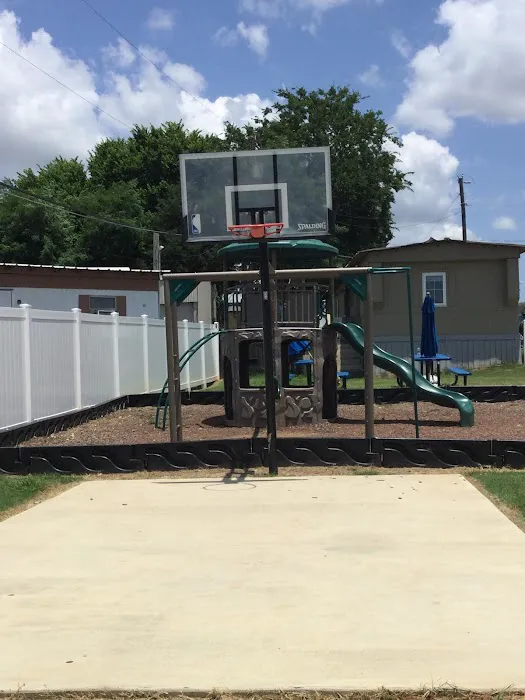 Happy Mobile Home Park Picture 4