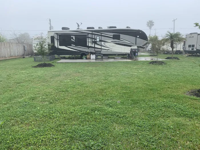 Green Parrot RV Park Picture 7